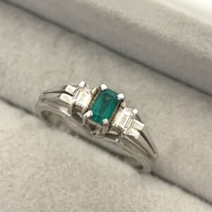 Pt900 エメラルド メレダイヤ付きリング